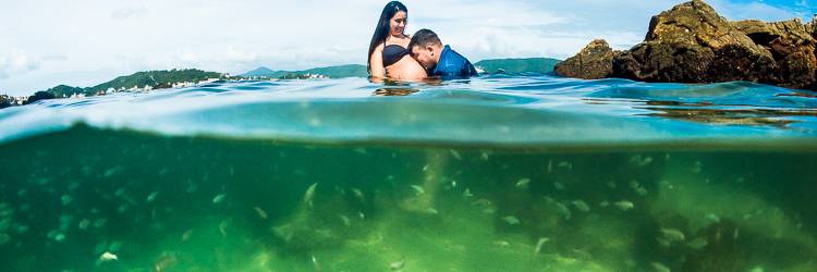 Ensaio Gestante - Fotógrafo de Gestante - Praia de Bombinhas - Foto Subaquática - fotos gestante na água